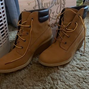 Bnwot women’s wedge timberlands